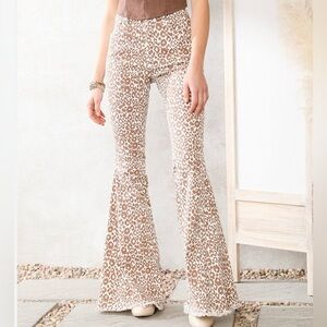 Women's SAINTS & HEARTS Beige White Cotton Blend Leopard Flare Jean Size 2 NWOT